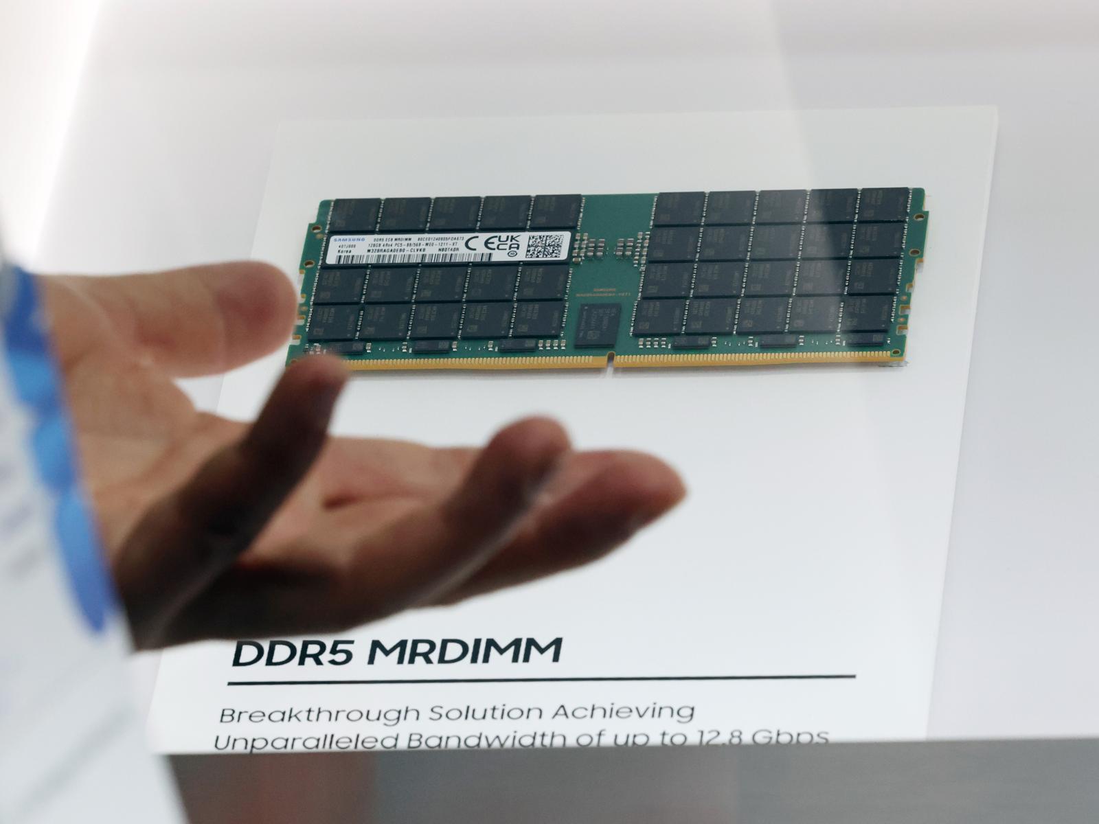 2일 경기도 고양시 일산서구 킨텍스에서 열린 ‘나노코리아 2025’에서 관람객들이 삼성 부스를 살펴보고 있다. 2025.7.2 뉴스1