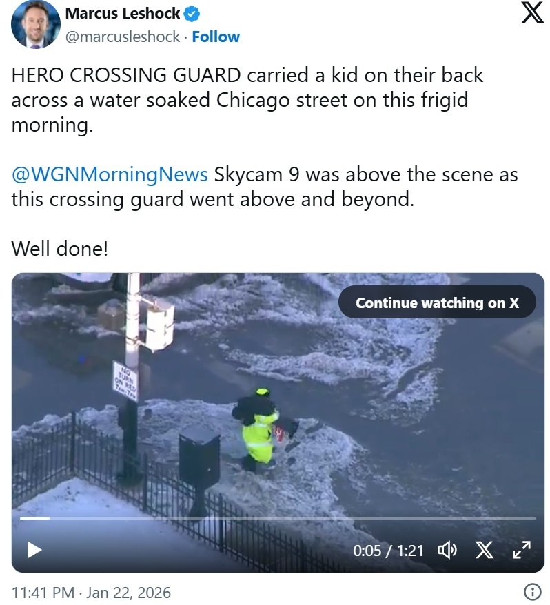 안전요원 조 새스가 학생을 어깨에 메고 걸어가는 모습. 시카고 방송사 WGN소속 마커스 레쇼크 기자 SNS