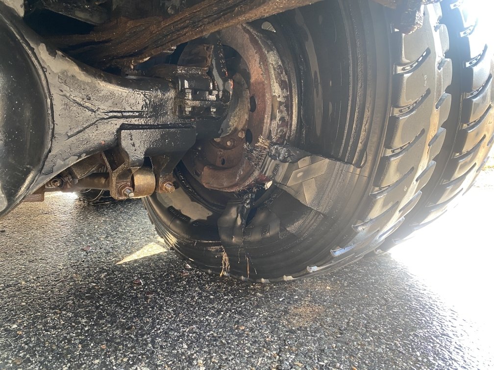 달리던 덤프트럭 뒷바퀴에 불…브레이크 라이닝 과열 추정