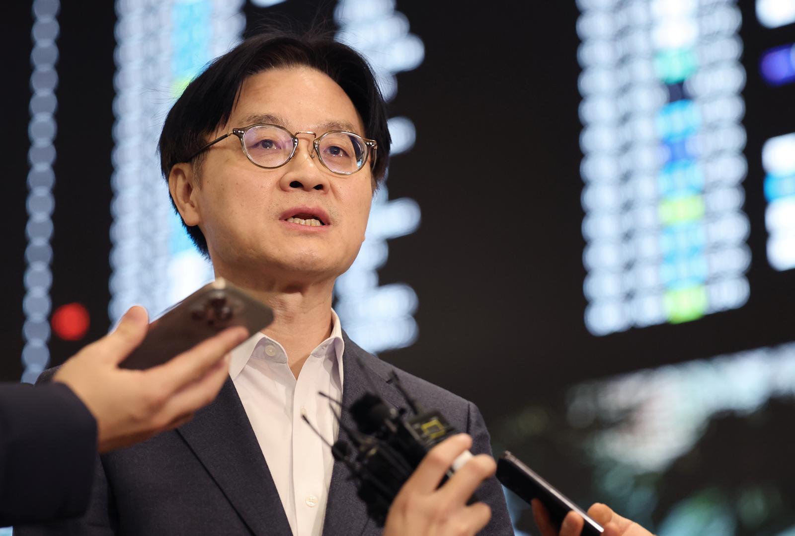 상호관세 인상 방침과 관련한 한미간 통상 현안을 논의하고 돌아온 김정관 산업통상부 장관이 31일 오후 인천국제공항을 통해 귀국해 취재진의 질문에 답하고 있다. 2026.1.31 뉴스1