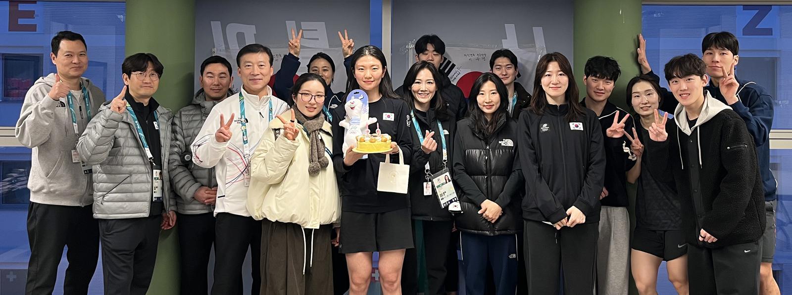 쇼트트랙 여자 국가대표 심석희(가운데)가 1일(한국시간) 2026 밀라노·코르티나담페초 동계 올림픽이 열리는 이탈리아 밀라노 올림픽 선수촌에서 임원 및 동료 선수들로부터 생일 축하를 받고 있다. 대한체육회 제공