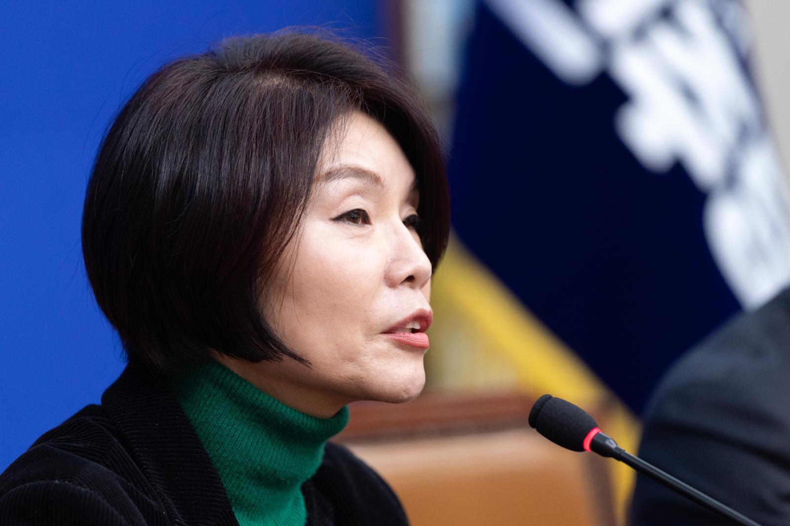 한정애 더불어민주당 정책위의장이 1일 서울 여의도 국회에서 현안 관련 기자간담회를 하고 있다. 2026.2.1 뉴스1