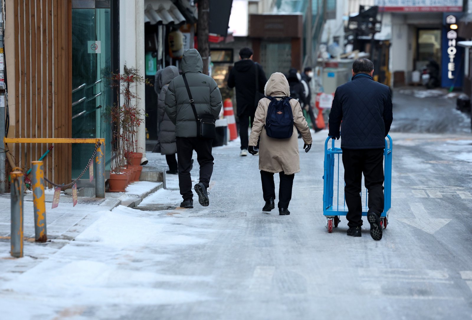 추위가 이어지고 있는 13일 서울 중구의 한 골목에서 시민들이 빙판길을 걷고 있다. 2025.01.13 뉴시스