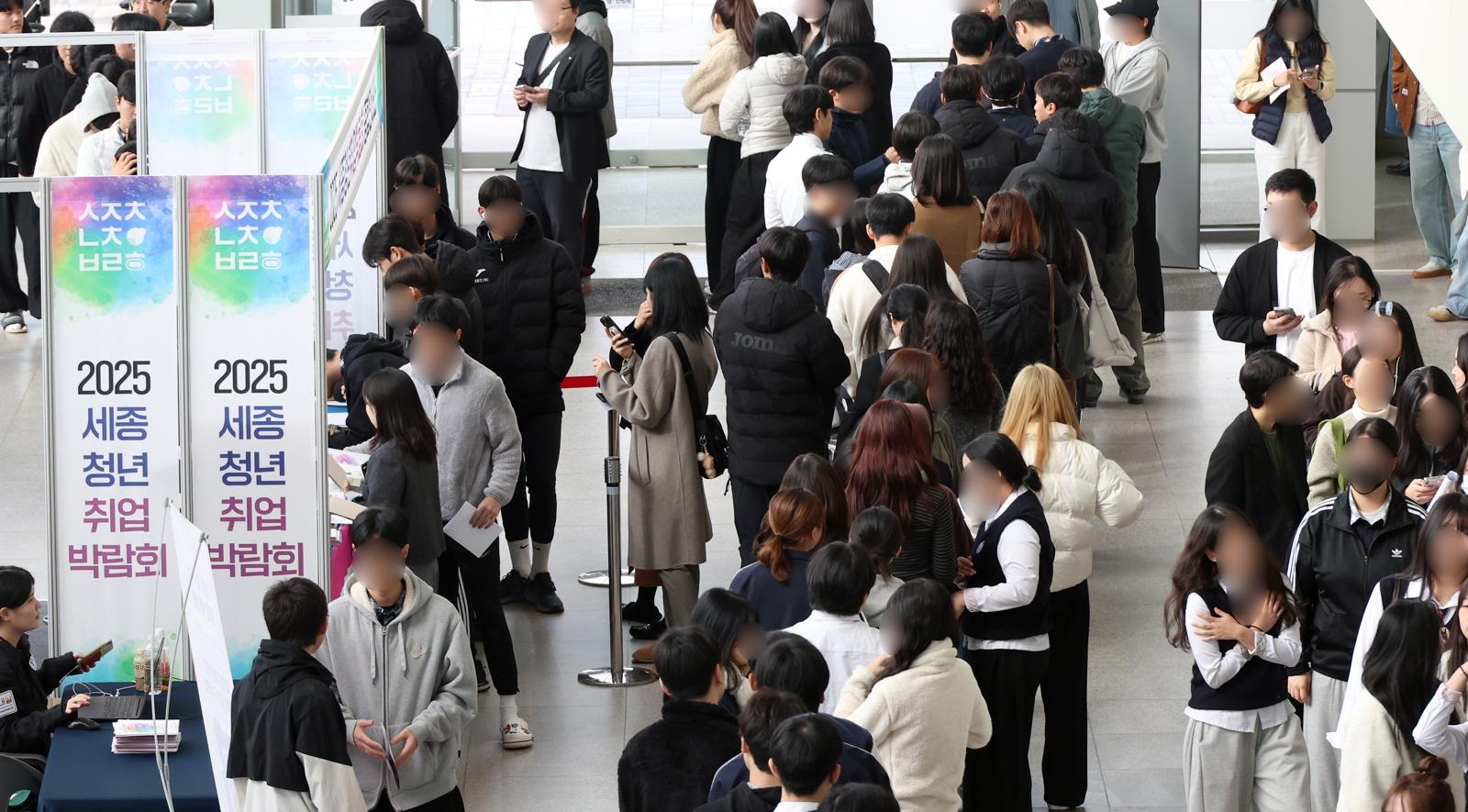 세종시 어진동 세종컨벤션센터에서 열린 2025 세종청년취업박람회에서 행사장 입장을 위해 구직자들이 줄지어 서 있다. 2025.11.06 세종=뉴시스