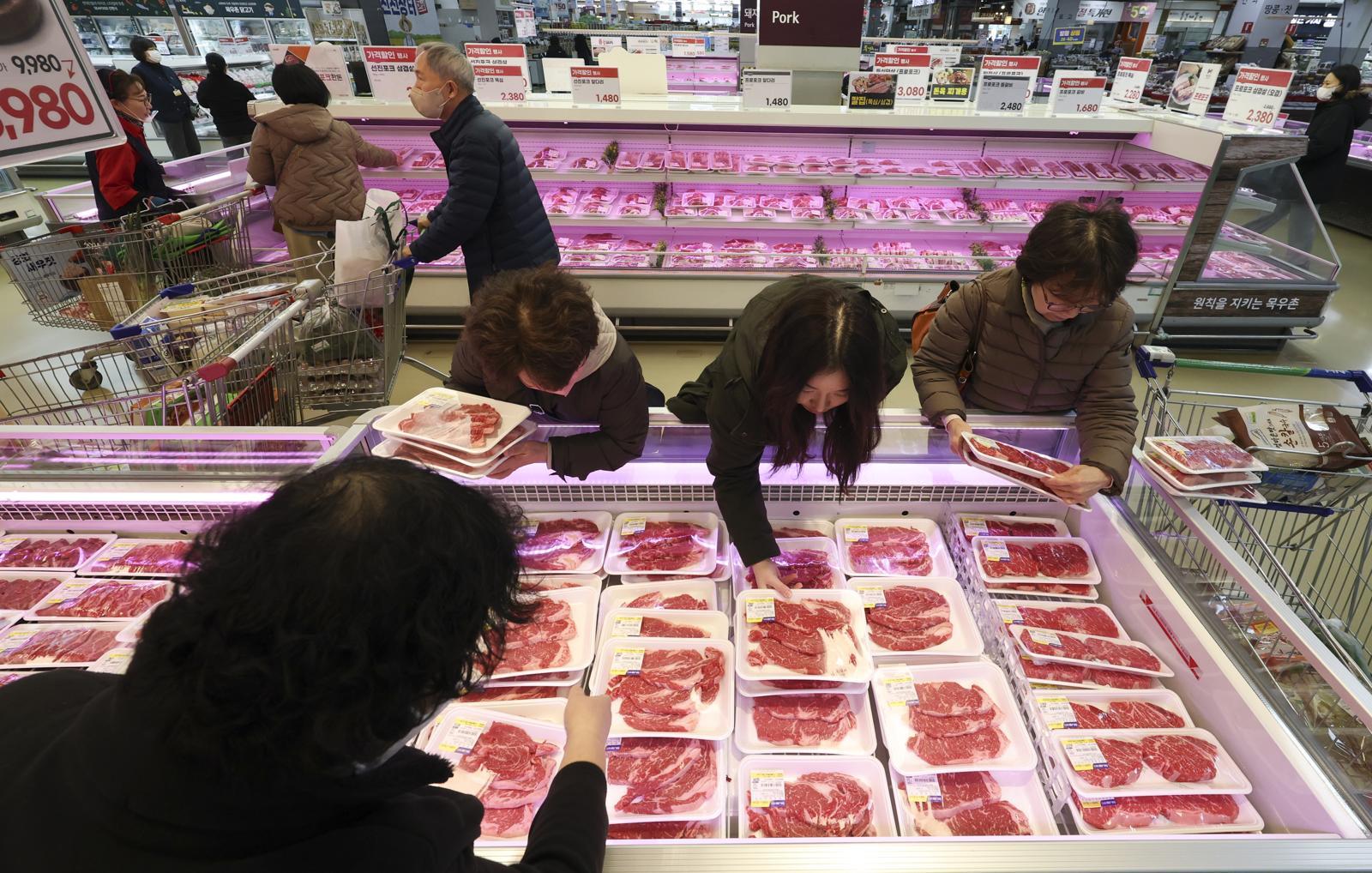 지난달 28일 서울 시내의 한 대형마트에서 한 시민들이 고기를 고르고 있다. 2025.01.28 서울=뉴시스