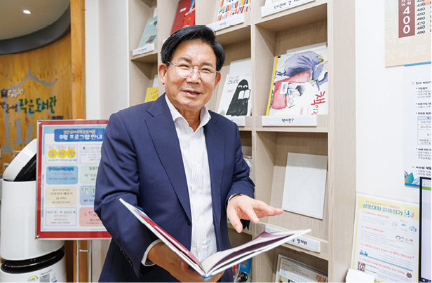 마포구립도서관에 방문한 박강수 마포구청장. 마포구 제공