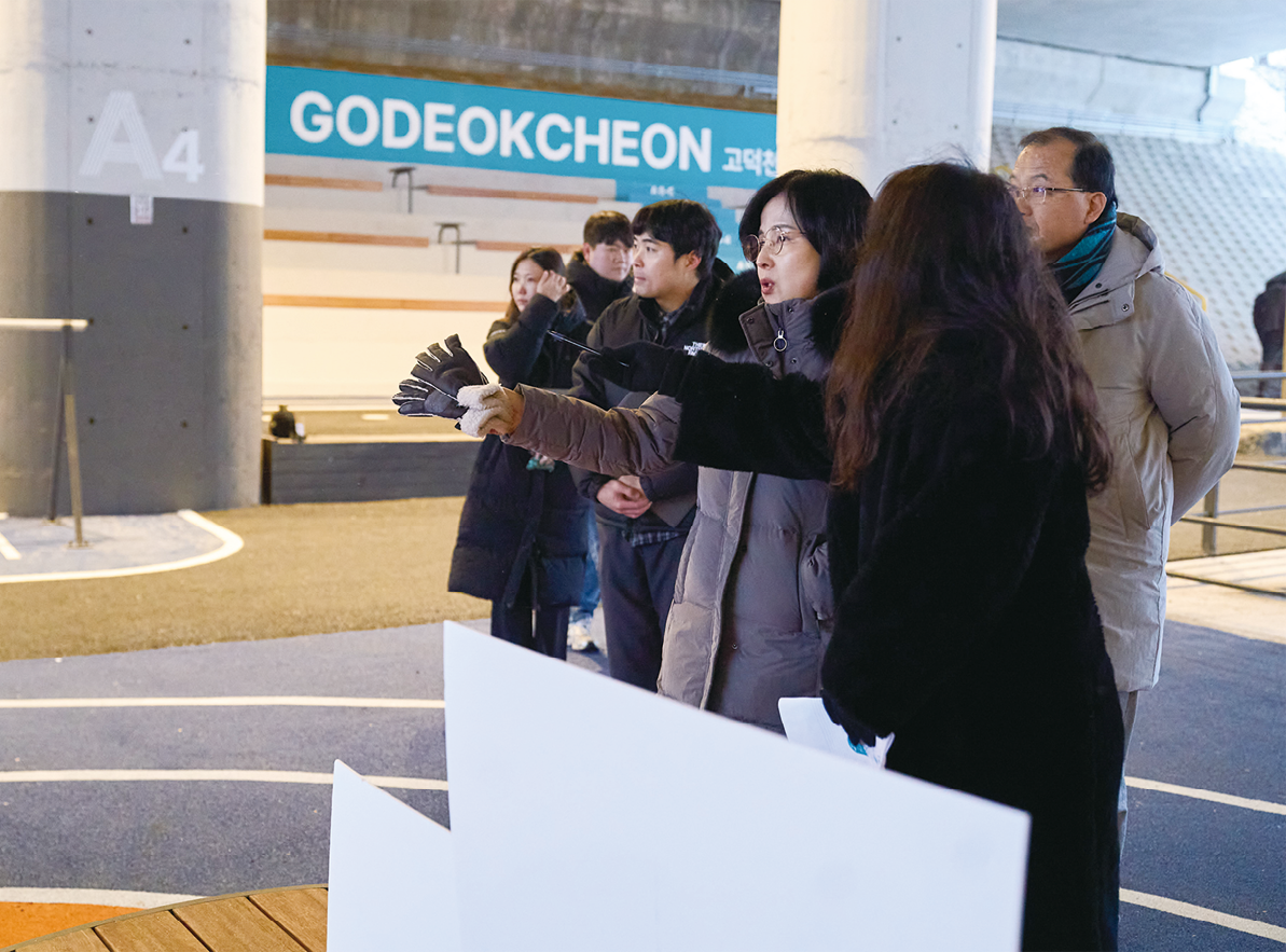 이수희 구청장이 강동 한강그린웨이 ‘고덕천 라운지’ 현장을 점검하고 있다. 강동구 제공