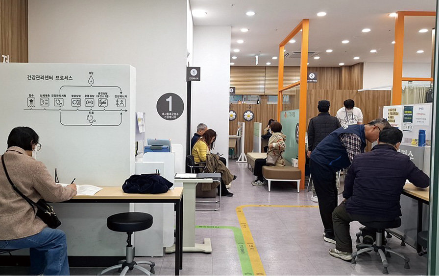 구로구보건소로 대사증후군 검진을 받으러 온 주민들. 구로구 제공