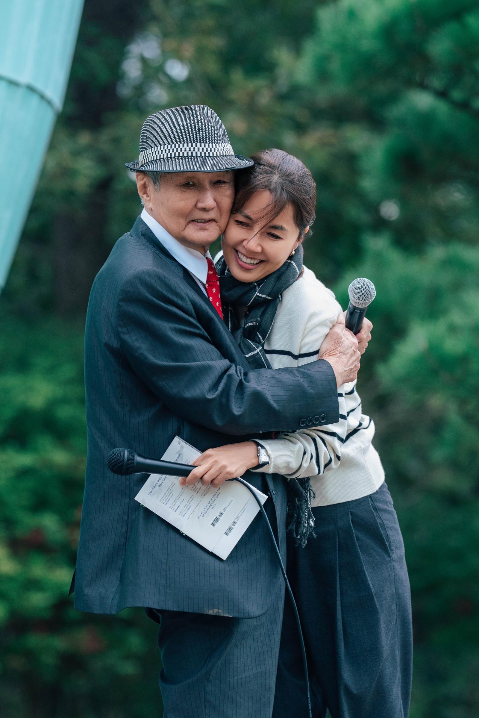 배우 신애라 씨(오른쪽)가 아버지 신영교 씨에게 못다 한 말을 전한 뒤 포옹하고 있다. 송길원 목사는 “죽음은 누구도 피할 수 없고, 다음 세상으로 가는 과정이기에 ‘엔딩(Ending)’이 아닌 ‘앤딩(Anding)’”이라며 “우리 장례 문화가 떠나는 사람을 아름답게 기리고 축원하는, 의미있는 시간으로 바뀌었으면 한다”라고 말했다.  하이패밀리 제공