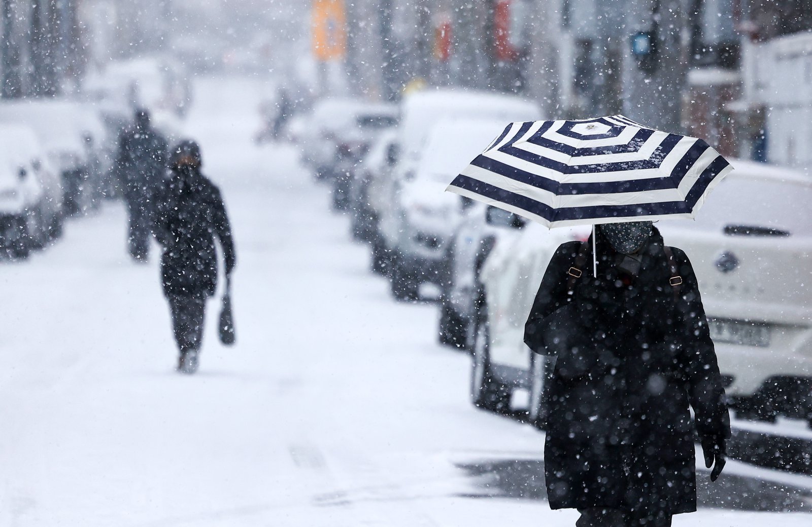 눈이 내리는 2일 대구 동구 효동로 일대에서 시민들이 발걸음을 옮기고 있다. 2026.02.02. 대구=뉴시스
