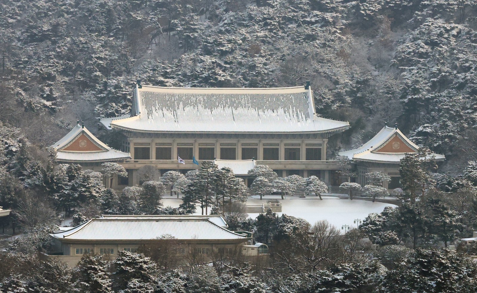 2일 서울 종로구 청와대가 밤새 내린 눈으로 하얗게 뒤덮여 있다. 2026.2.2/뉴스1