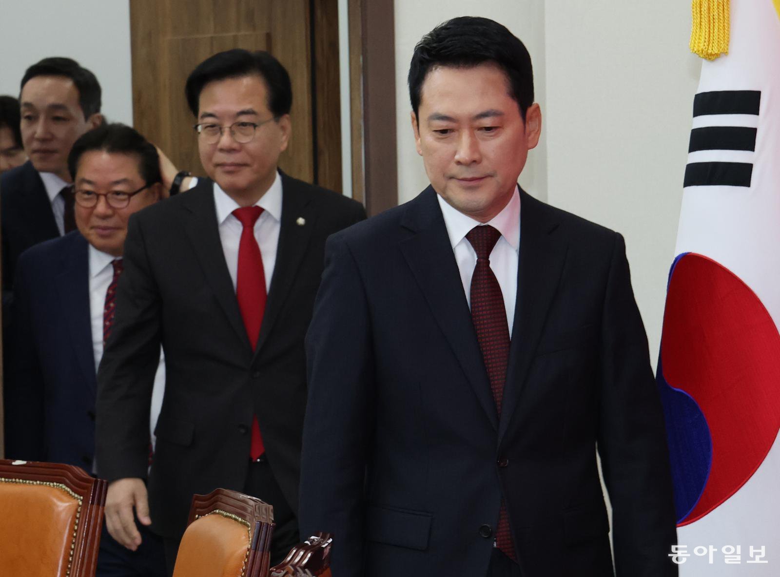 장동혁 국민의힘 대표는 2일 오전 국회에서 열린 최고위원회의에서 정부의 부동산 정책 기조를 비판하면서 “대통령이 보유한 분당 아파트가 1년 새 무려 6억원이 올랐다”며 “대통령의 논리대로라면 무슨 수를 써서라도 당장 팔아야 하지 않겠나”라고 했다. 2026.02.02 이훈구 기자 ufo@donga.com