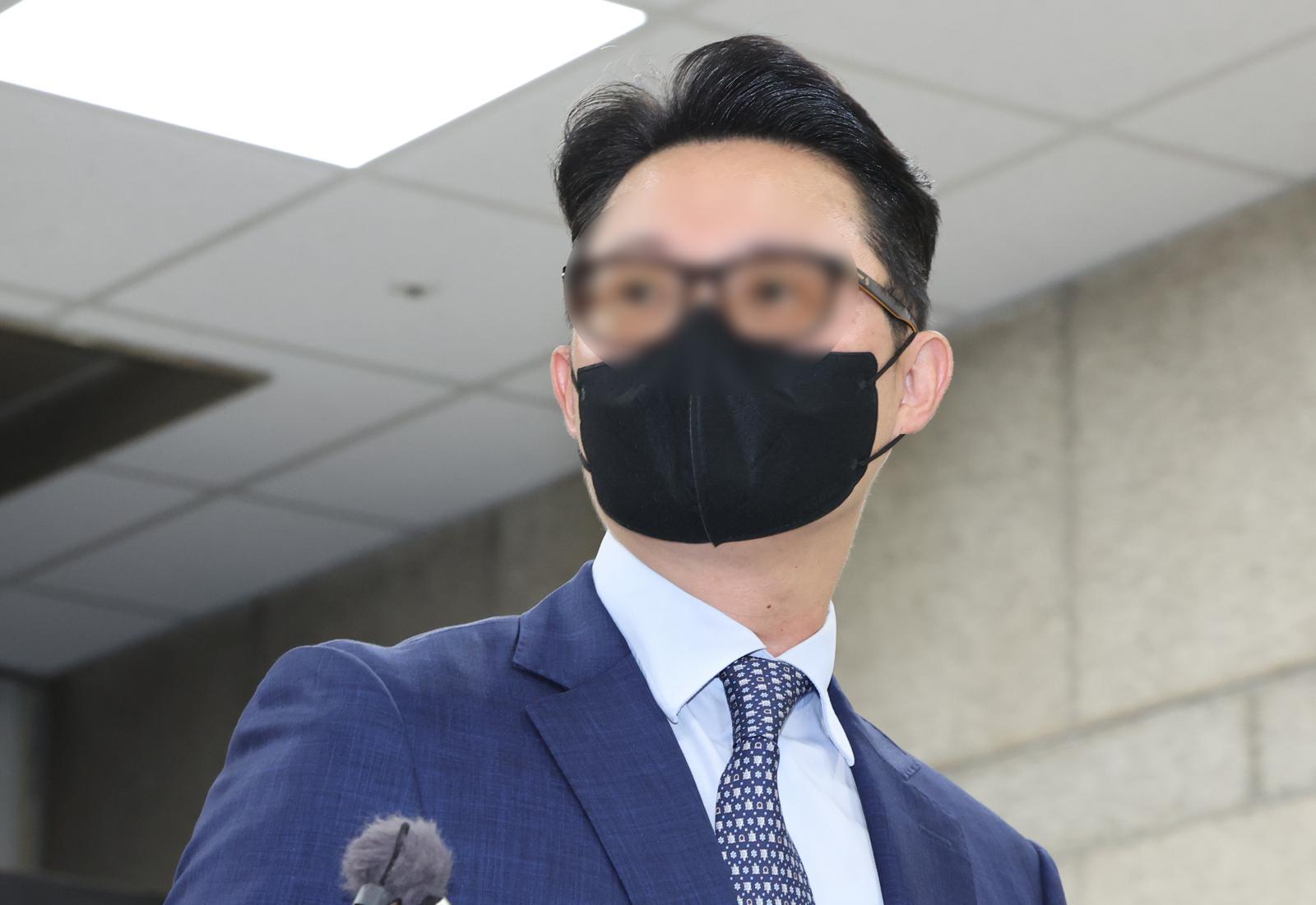 건진법사 전성배씨를 통해 김건희 여사에게 고가 선물을 전달하고 통일교의 현안을 청탁한 의혹을 받는 윤영호 전 세계평화통일가정연합(통일교) 세계본부장이 30일 오전 서울 서초구 서울중앙지방법원에서 열린 구속 전 피의자 심문(영장실질심사)에 출석하고 있다. 2025.07.30 뉴시스