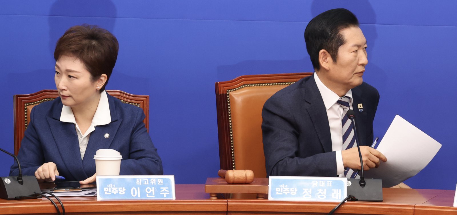 정청래 더불어민주당 대표와 이언주 최고위원이 2일 오전 서울 여의도 국회에서 열린 최고위원회의에서 각자 다른 곳을 바라보고 있다.2026.02.02. 뉴시스