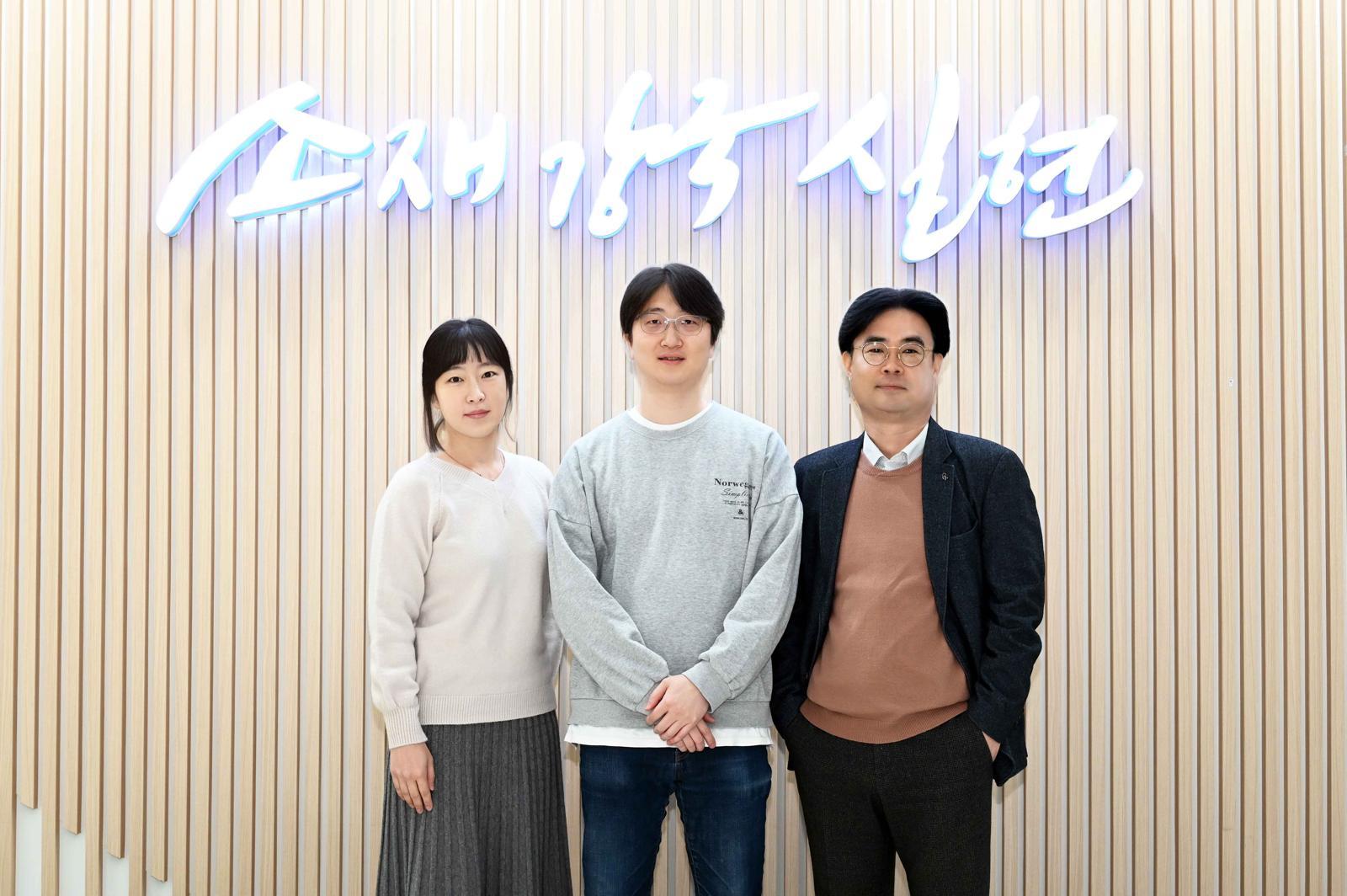 한국재료연구원(KIMS)과 고려대학교 연구팀이 소량의 타액만으로 간질, 파킨슨병, 조현병과 같은 주요 신경계 질환을 조기에 진단할 수 있는 기술을 개발했다. 왼쪽부터 KIMS 바이오·헬스재료연구본부 이민영 박사, 정호상 고려대 교수, KIMS 박성규 박사. KIMS 제공