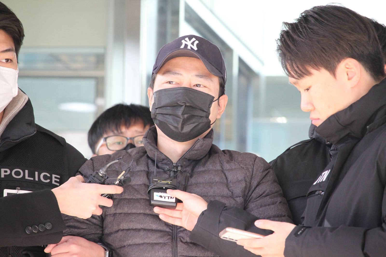 지난 4일 충남 천안시 서북구의 한 아파트에서 흉기를 휘둘러 70대 이웃을 숨지게 한 피의자 양민준(47)이 12일 천안동남경찰서를 나와 검찰로 송치되기 전 취재진의 질문에 답하고 있다. 2025.12.12 뉴시스