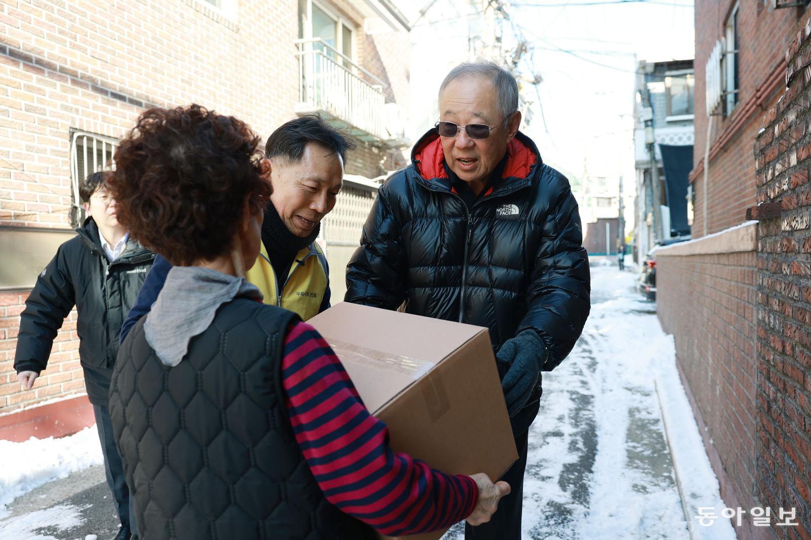 류진 한국경제인협회 회장(오른쪽)이 2일 서울 영등포구 우리시장에서 구매한 설 물품을 취약계층 가정에 전달하고 있다. 한경협 제공