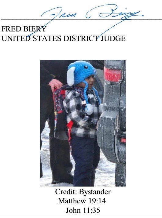 ICE에 구금됐던 5세 ‘파란 토끼 모자 소년’ 집으로… [지금, 이 사람]