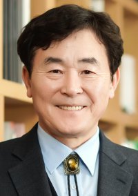 에세이 ‘인생&행복 내비게이션’을 출간한 김승국 시인.                                                                    김승국 시인 제공