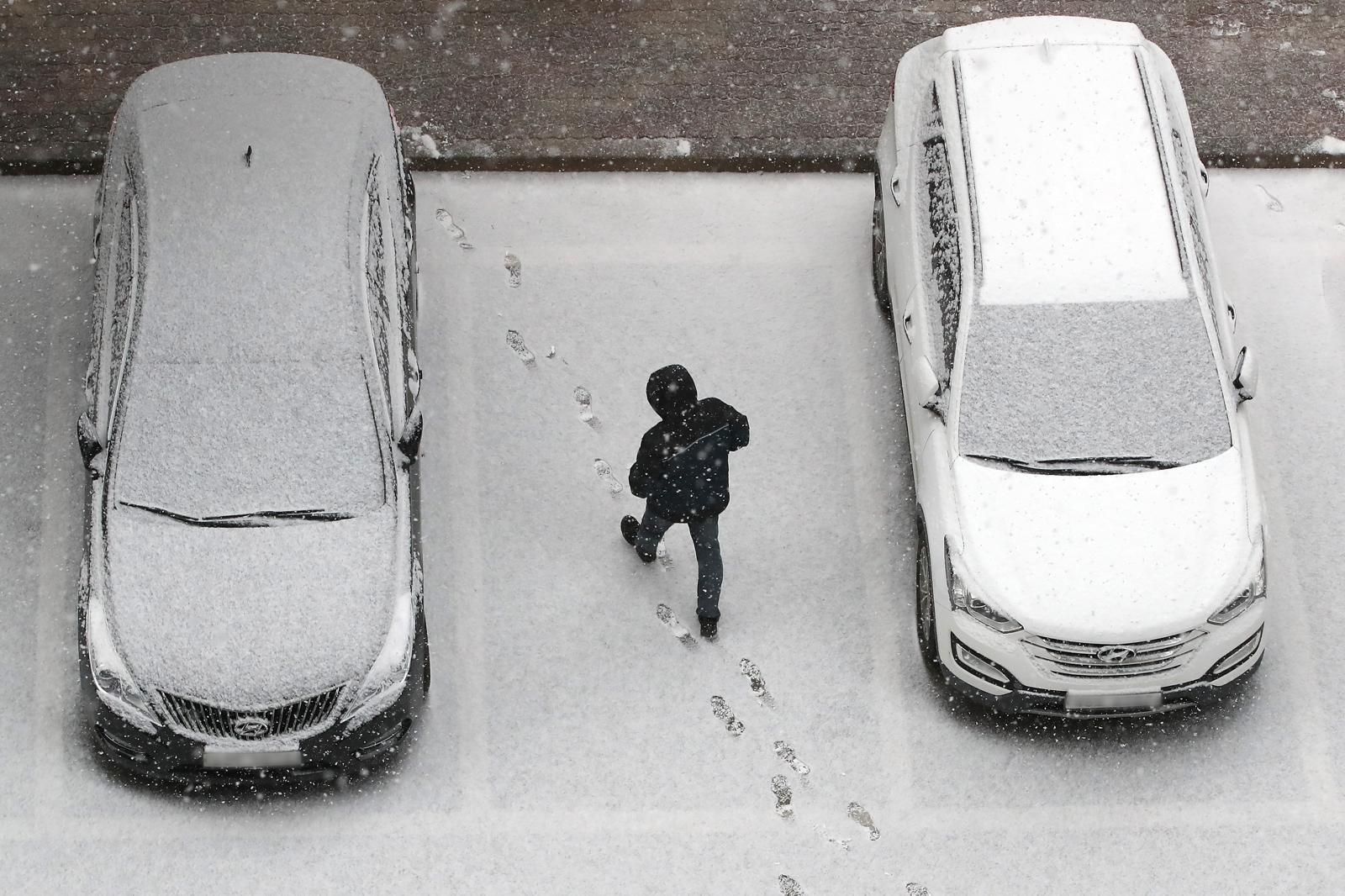 밤사이 눈이 내린 2일 오전 대구의 한 아파트 주차장에 세워진 차량 위에 눈이 소복이 쌓여 있다. 2026.2.2 뉴스1
