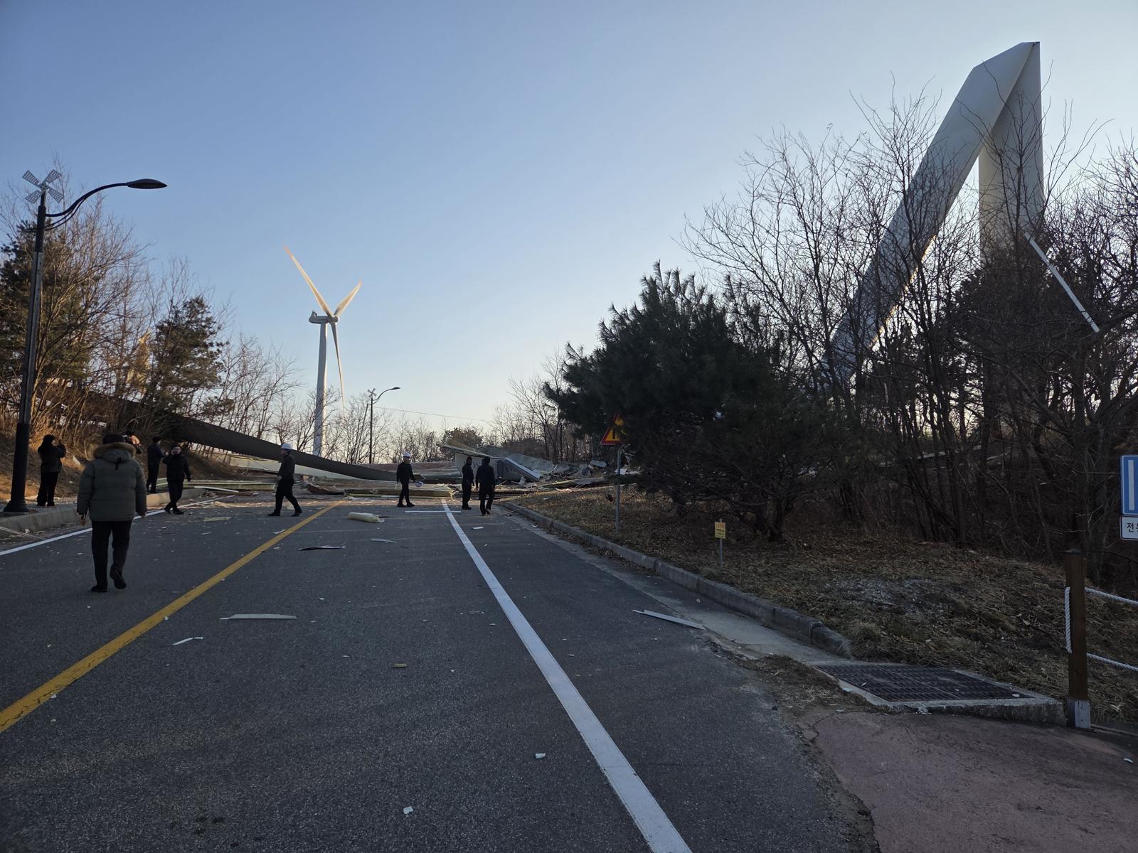 영덕 풍력발전기 갑자기 쓰러져 도로 덮쳐…인명 피해 없어