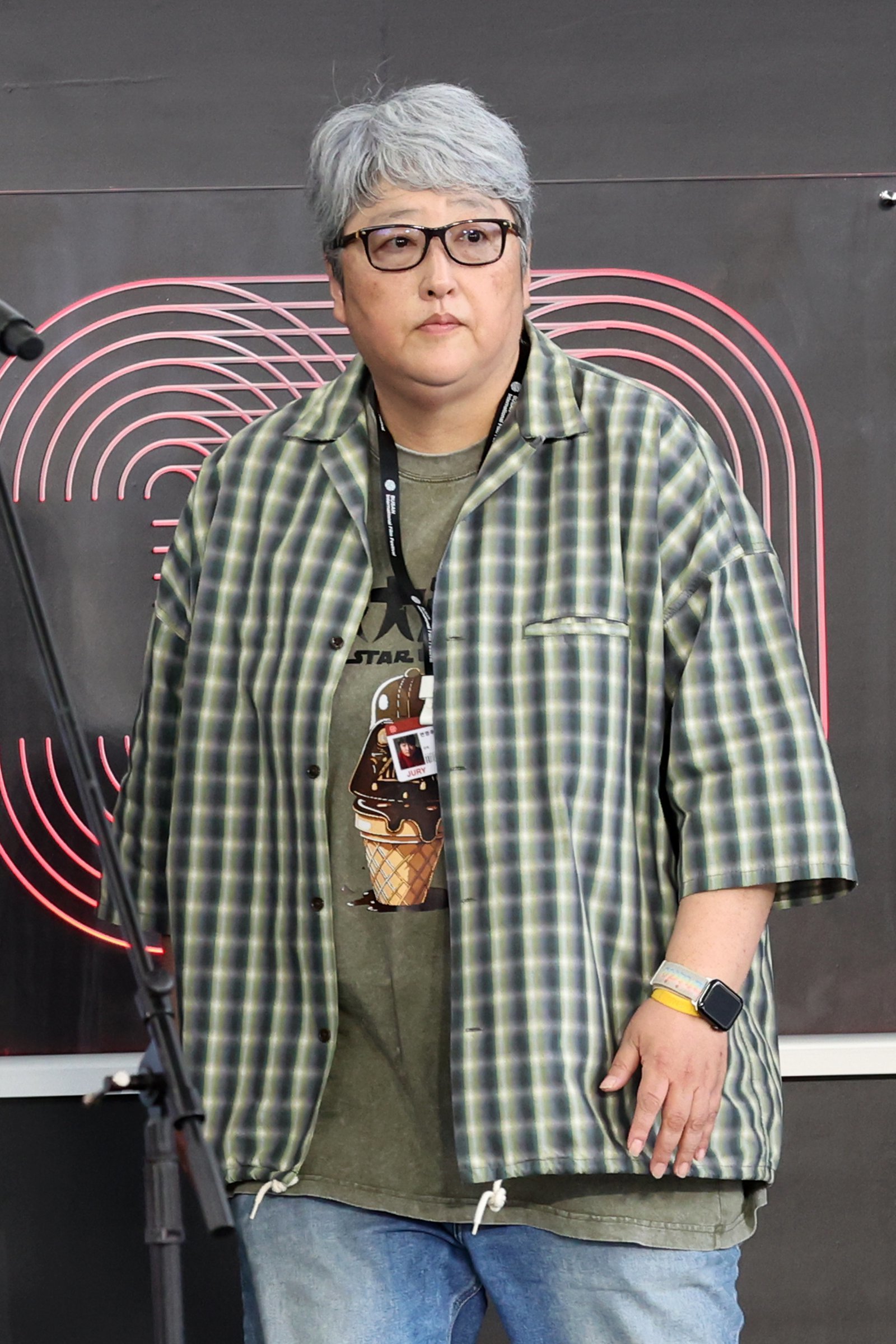 SBS 금토드라마 ‘사마귀: 살인자의 외출’ 감독 변영주이 21일 부산 해운대구 영화의전당 BIFF 야외무대에서 제30회 부산국제영화제 무대인사를 하고 있다. 2025.09.21 뉴시스