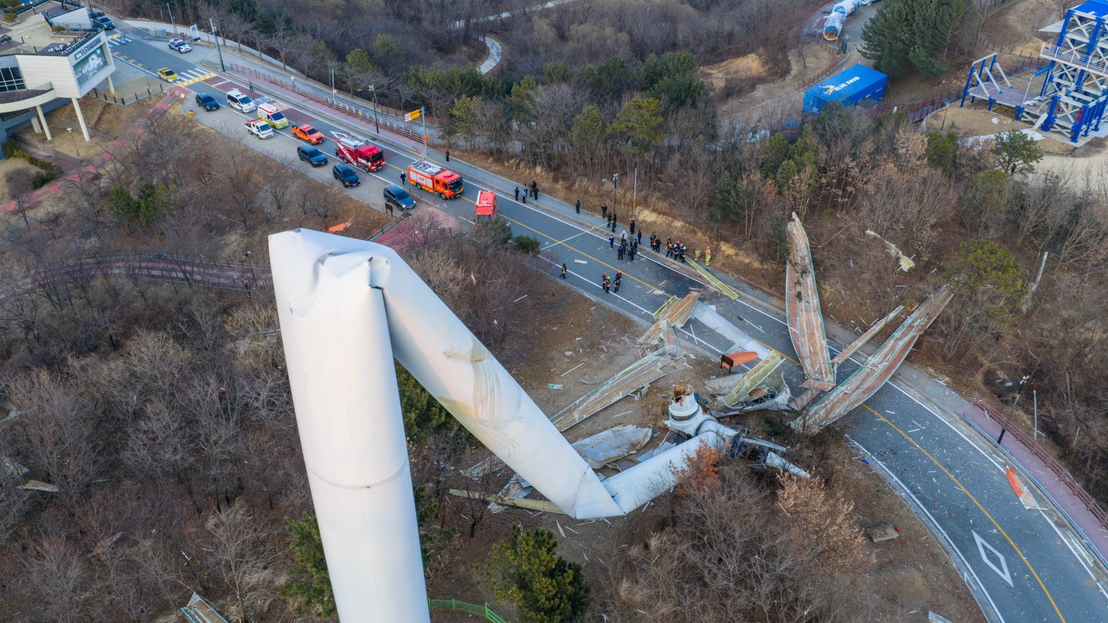 2일 오후 영덕군 영덕읍 창포풍력발전단지에 있던 풍력발전기가 도로에 쓰러져 있다.   영덕군과 소방당국은 풍력단지로 연결되는 도로를 차단했으며 인명 피해는 없는 것으로 전해졌다.(독자 제공) 뉴스1