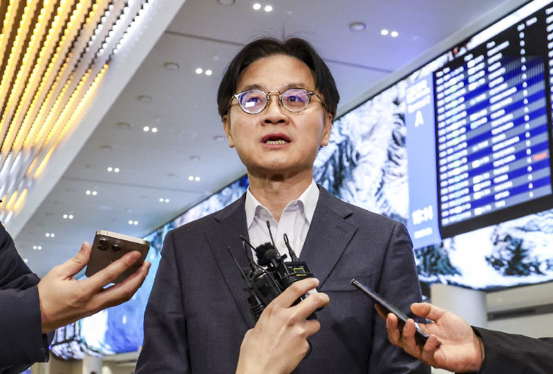 도널드 트럼프 미국 대통령의 대한국 관세 재인상 위협에 대응하기 위해 미국을 방문한 김정관 산업통상부 장관이 31일 인천국제공항을 통해 귀국해 취재진 질문에 답하고 있다. 2026.01.31 뉴시스