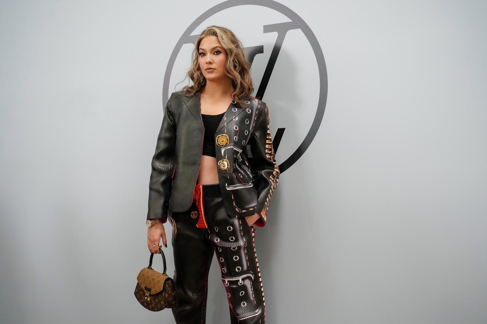 미국에서 태어나 중국으로 귀화한 프리스타일 스키 스타 구아이링은 2022 베이징 겨울올림픽에서 금 2개, 은메달 1개를 목에 걸며 ‘대륙의 아이콘’으로 떠올랐다. 광고 시장에서 주가를 높인 구아이링은 명품 브랜드 루이뷔통의 모델로 활동했다. 파리=AP 뉴시스