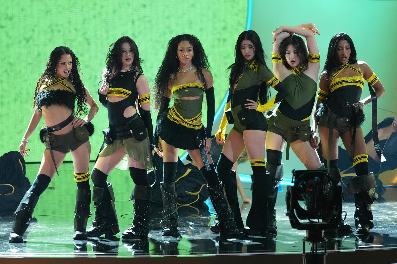 그래미 신인상인 ‘베스트 뉴 아티스트’ 부문 후보에 오른 한미 합작 걸그룹 ‘캣츠아이’가 대표곡 ‘날리(Gnarly)’ 퍼포먼스를 선보이고 있다. 로스앤젤레스=AP 뉴시스