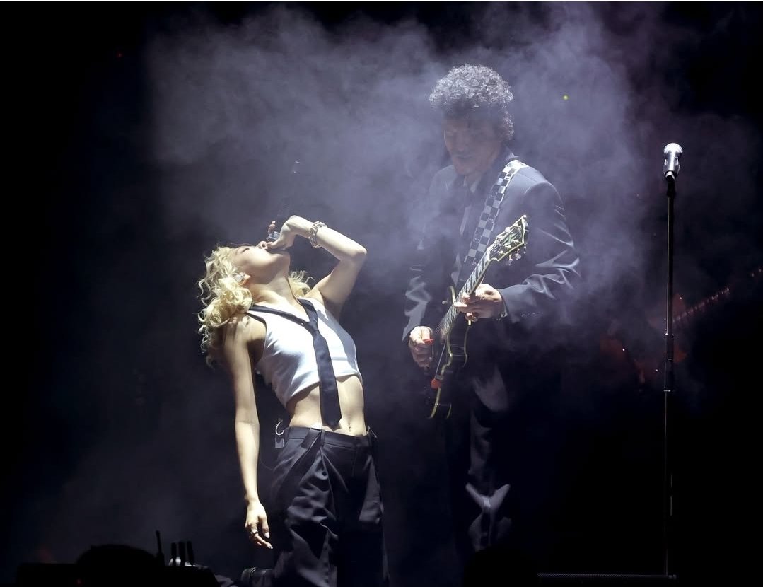 가수 로제(왼쪽)가 제68회 그래미 어워즈 오프닝 공연에서 미국 팝스타 브루노 마스와 함께 히트곡 ‘아파트(APT.)’를 부르는 모습. 로스앤젤레스=AP 뉴시스