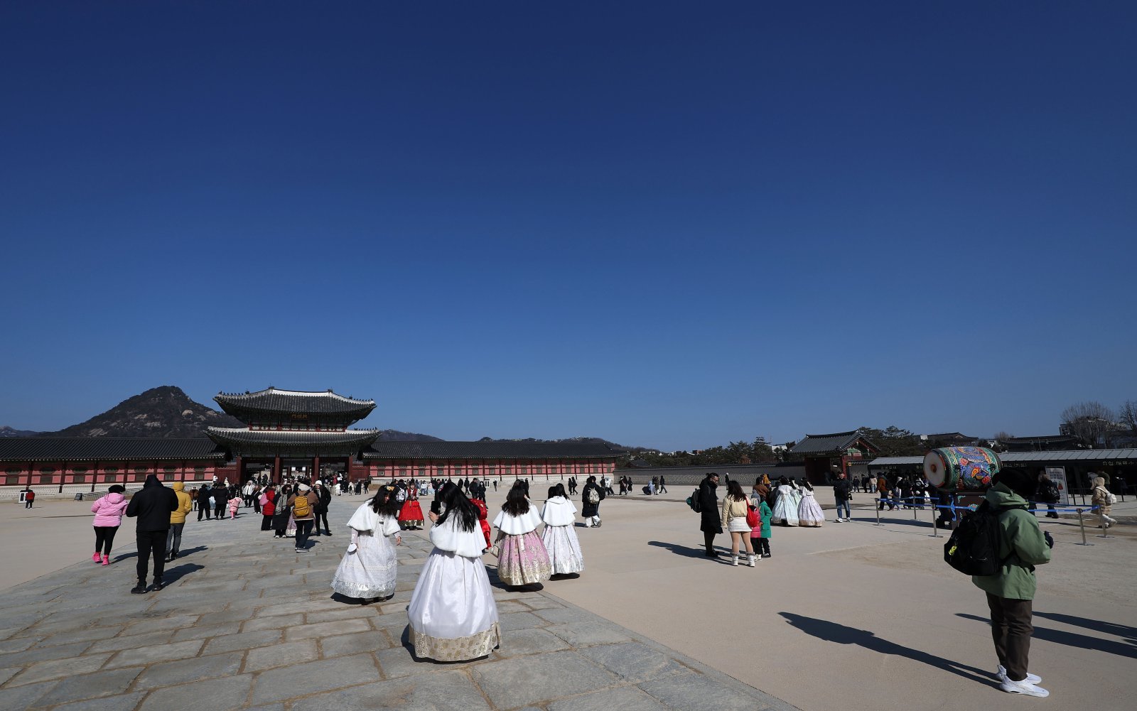 전국 맑지만 아침 영하 13도…빙판길 주의