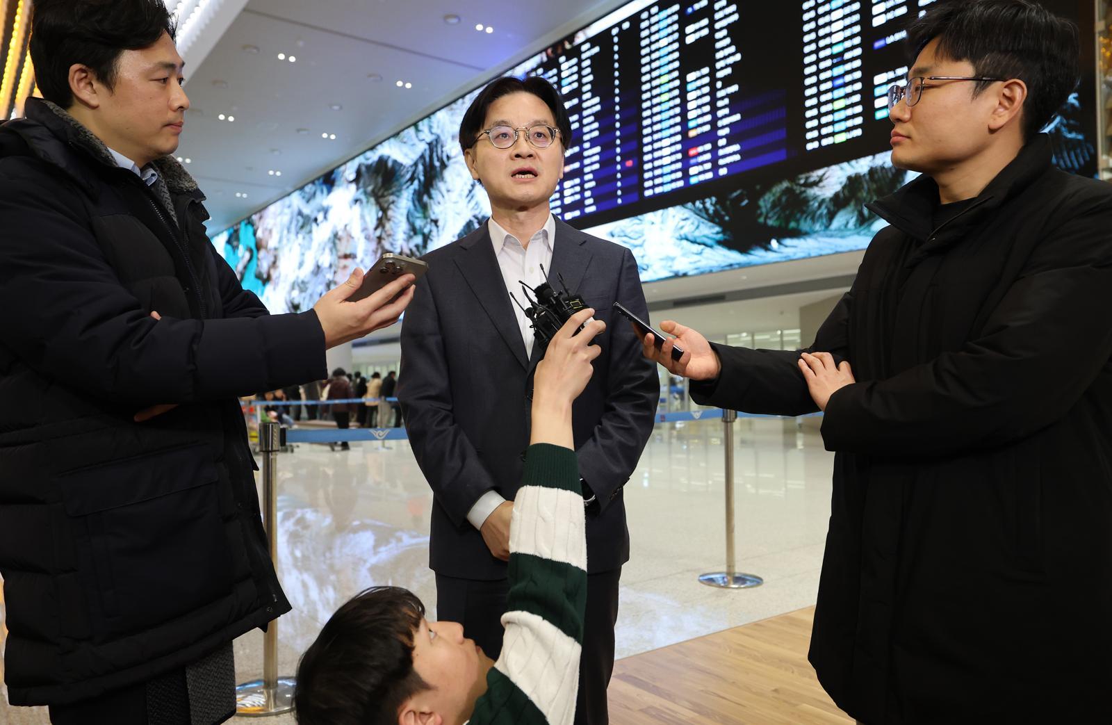 미국의 상호관세 인상 방침과 관련한 한미 간 통상 현안을 논의하고 돌아온 김정관 산업통상부 장관이 지난달 31일 오후 인천국제공항을 통해 귀국해 취재진의 질문에 답하고 있다. 2026.1.31 뉴스1