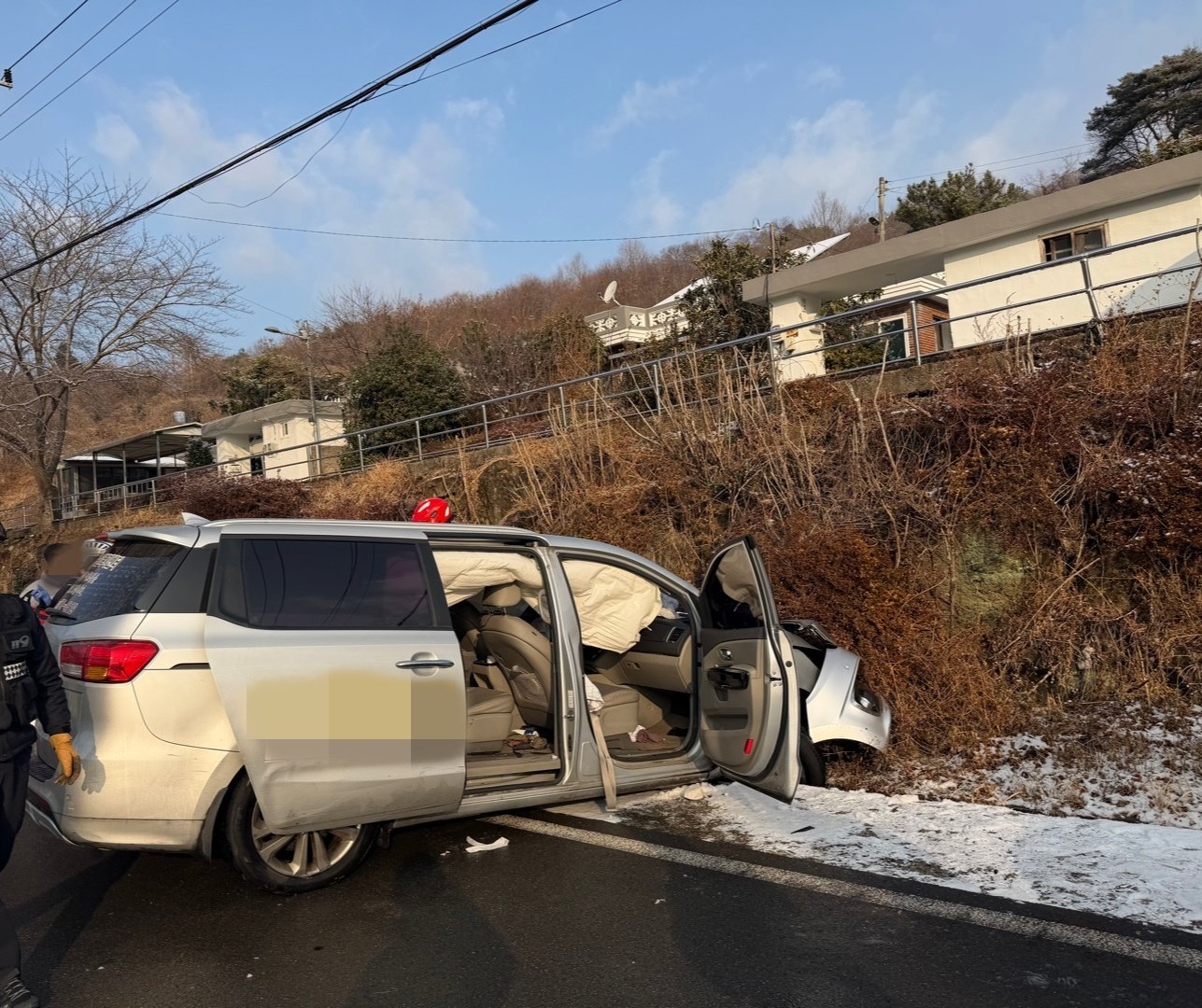 2일 오전 8시 48분쯤 순천시 상사면에서 노인복지센터 차량이 눈길에 미끄러지는 사고가 발생했다. 전남소방본부 제공