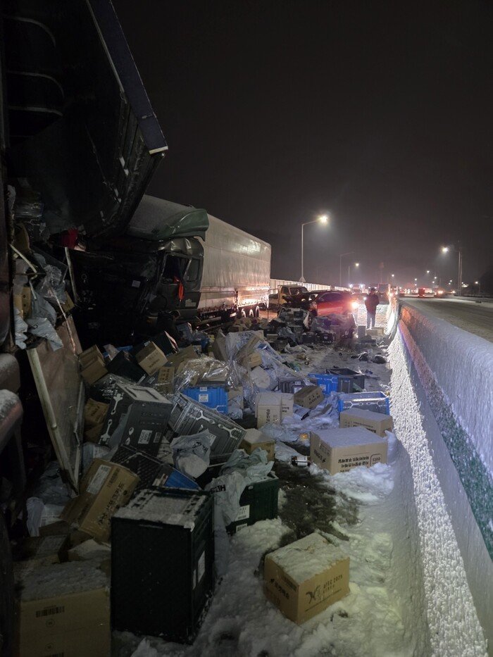 2일 오전 4시49분께 익산평택고속도로 청양IC 부근 세 구간에서 차량 총 10대가 충돌한 가운데 사고 여파로 한 화물차에서 다량의 짐이 도로에 쏟아진 모습. 청양소방서 제공