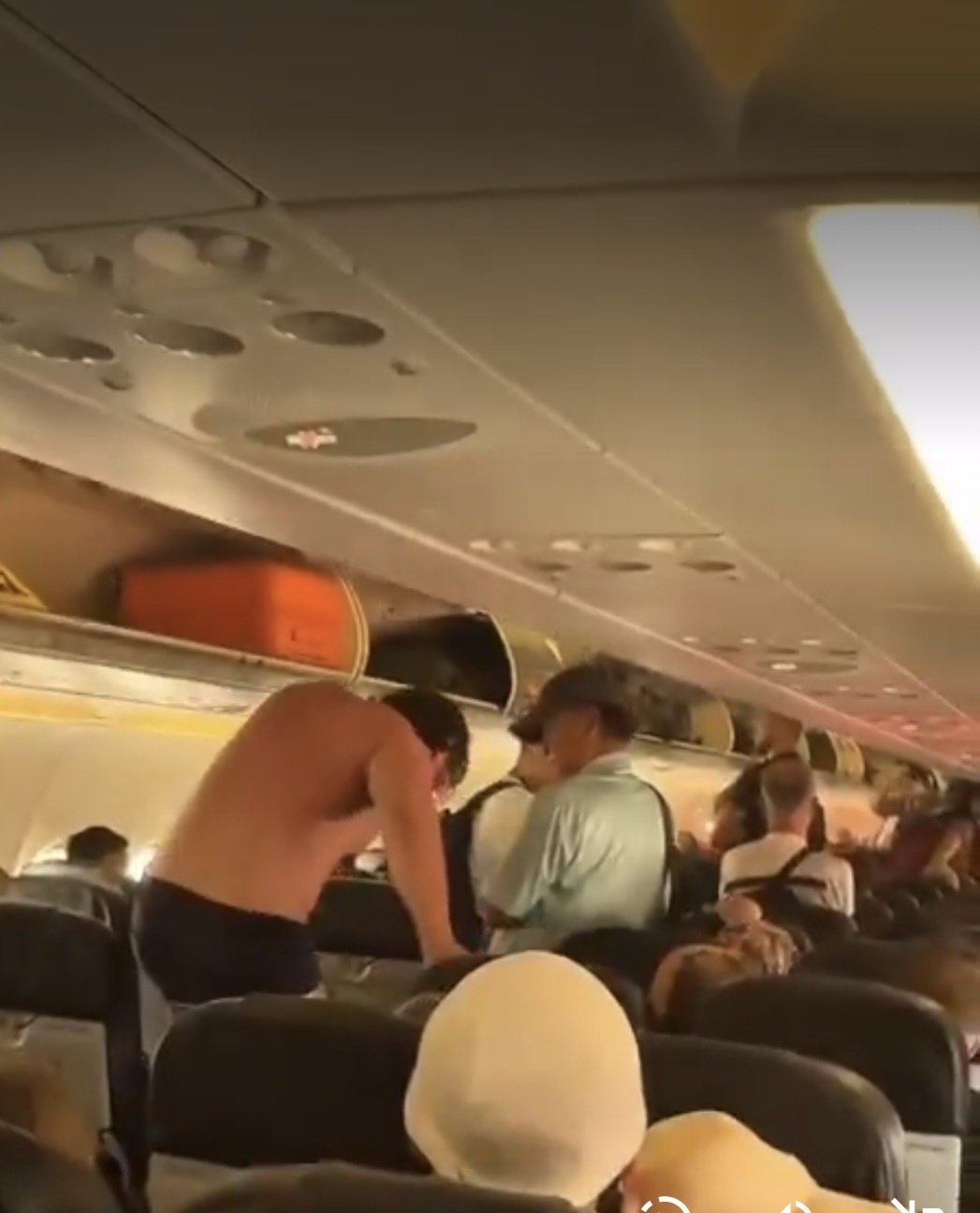 지난달 30일(현지시간) 베트남에서 태국으로 가던 에어아시아 여객기 안에서 41세 러시아 국적 남성이 나체로 난동을 피우다 태국 입국이 거부됐다. 엑스 캡처