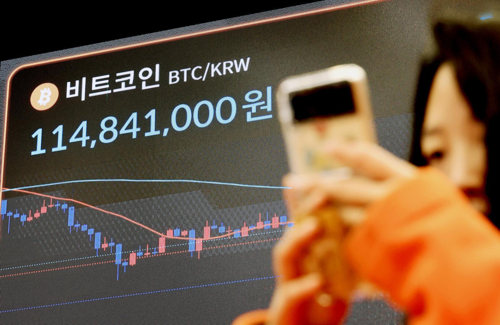 비트코인이 7만달러대로 급락한 2일 서울 서초구 빗썸라운지 강남본점 현황판에 비트코인 등 가상화폐 거래 가격이 표시되고 있다. 2026.2.2 뉴스1