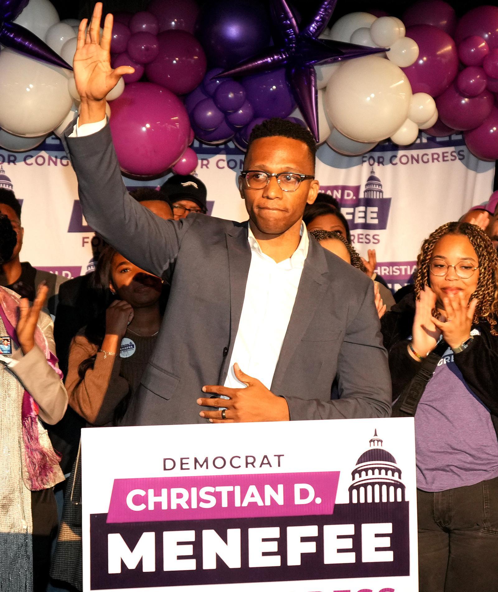 승리한 민주 후보는 감사 인사 하루 전 집권 공화당의 텃밭으로 꼽히는 텍사스주의 제9선거구 주 상원의원 보궐선거에서 민주당 테일러 러메트가 승리해 11월 중간선거를 앞둔 트럼프 대통령이 큰 위기에 처했다는 분석이 나온다. 텍사스주 제18선거구 연방 하원의원 보궐선거에서도 민주당의 흑인 후보 크리스천 메네피가 승리했다. 휴스턴=AP 뉴시스