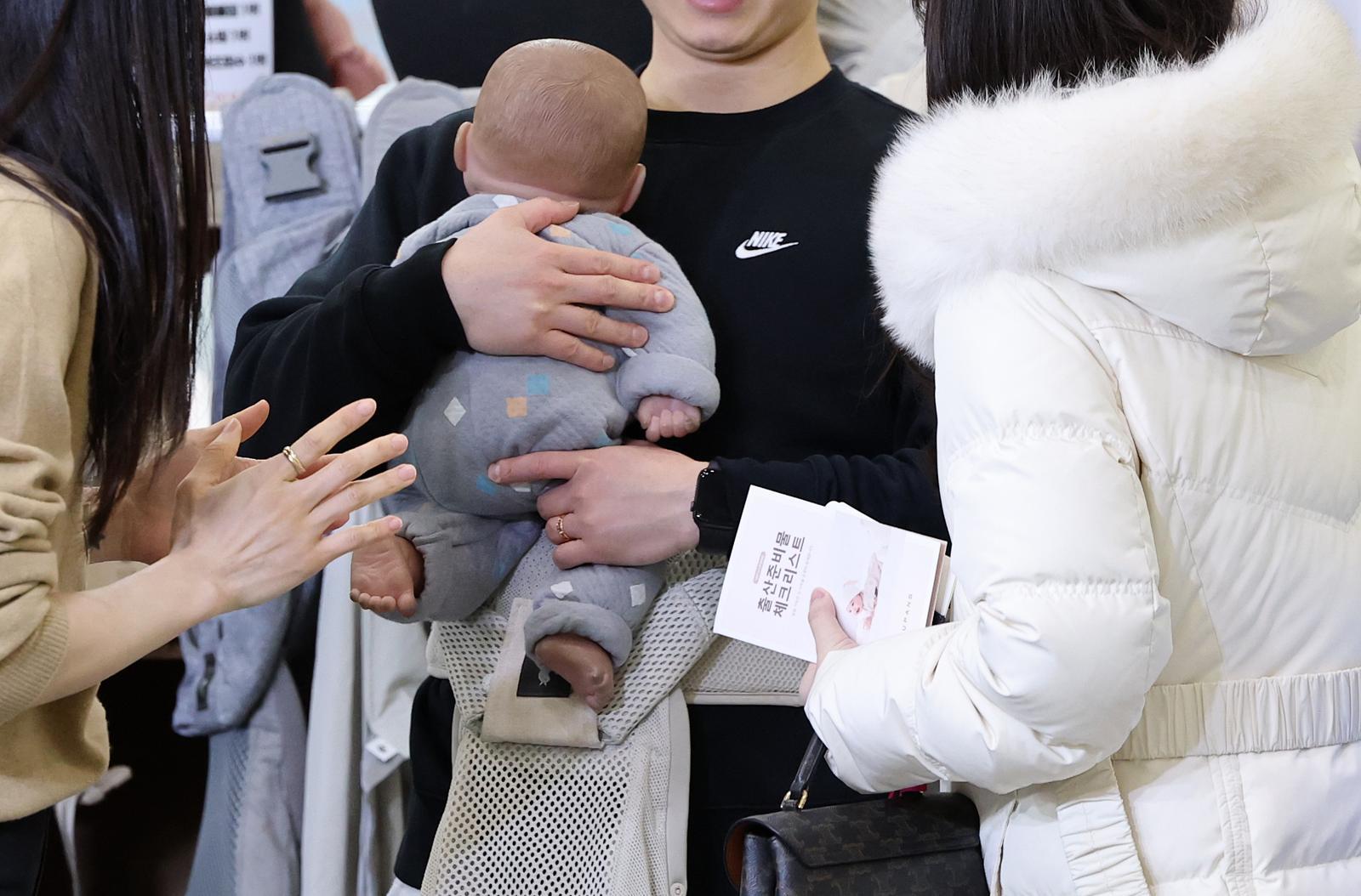 손주 돌봄 조부모에 월 30만원…서울 육아정책 만족도 1위