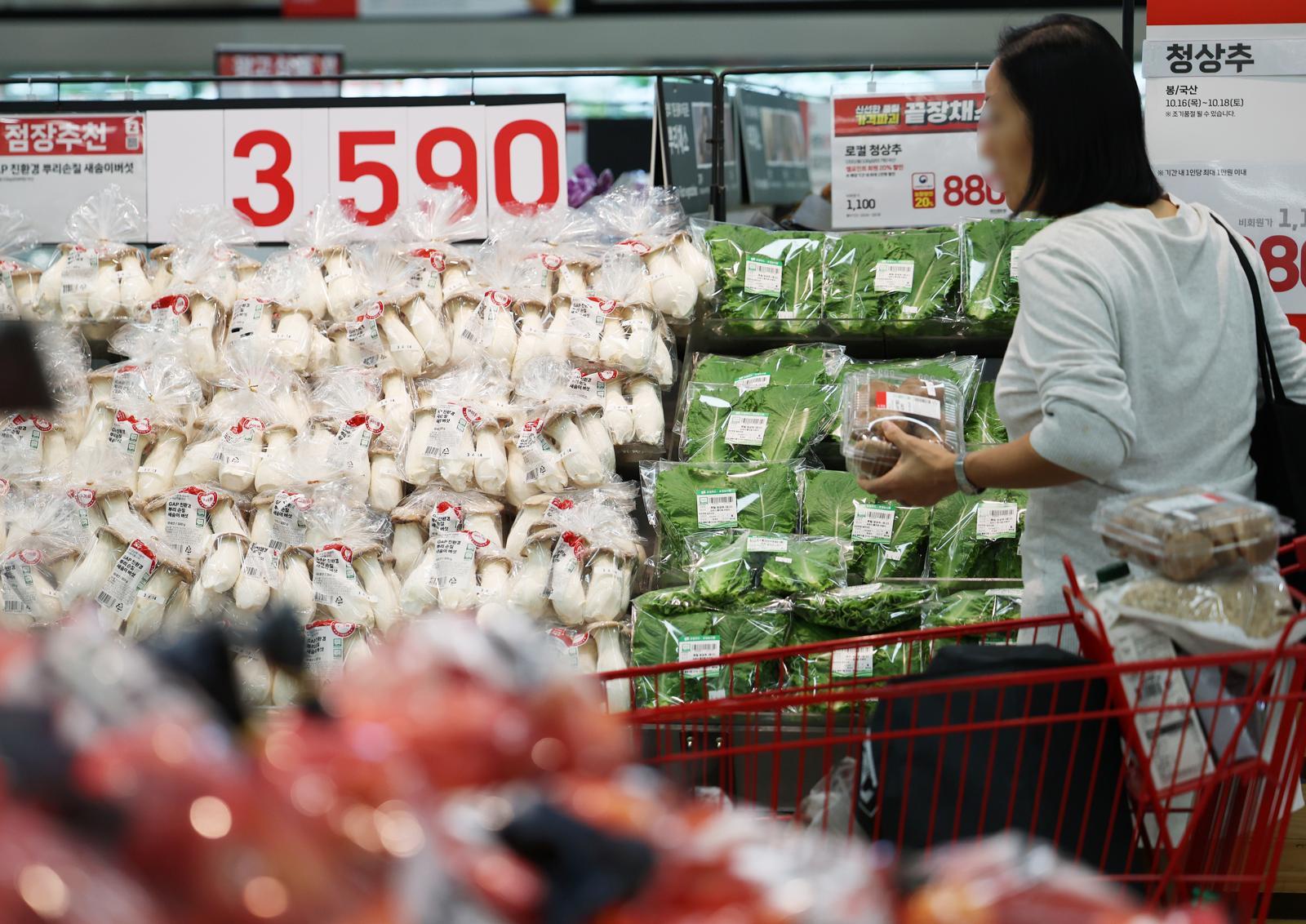서울의 한 대형마트에서 장을 보는 시민들. 2025.10.16/뉴스1