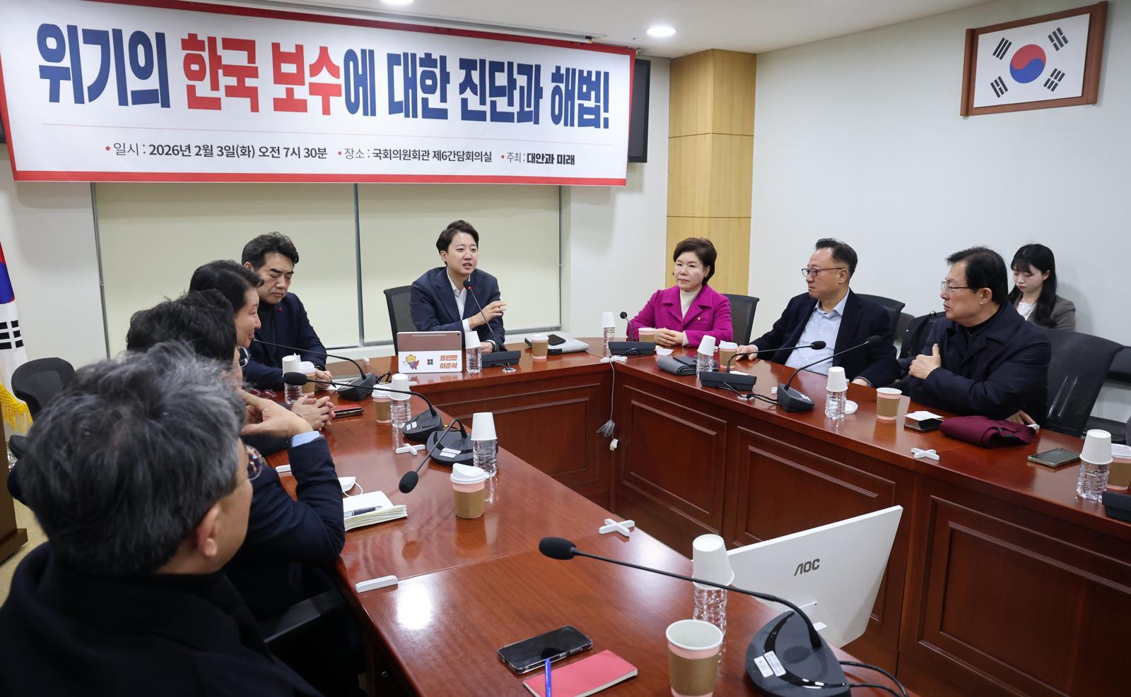 이준석 개혁신당 대표가 3일 서울 여의도 국회 의원회관에서 열린 국민의힘 대안과미래 주최 ‘위기의 한국 보수에 대한 진단과 해법!’ 토론회에서 발언을 하고 있다. 이 대표는 토론회 전 대안과 미래 의원들에게 국민의힘을 떠나고 나서 공식적인 행사에 초청 받기는 처음이라고 언급했다.