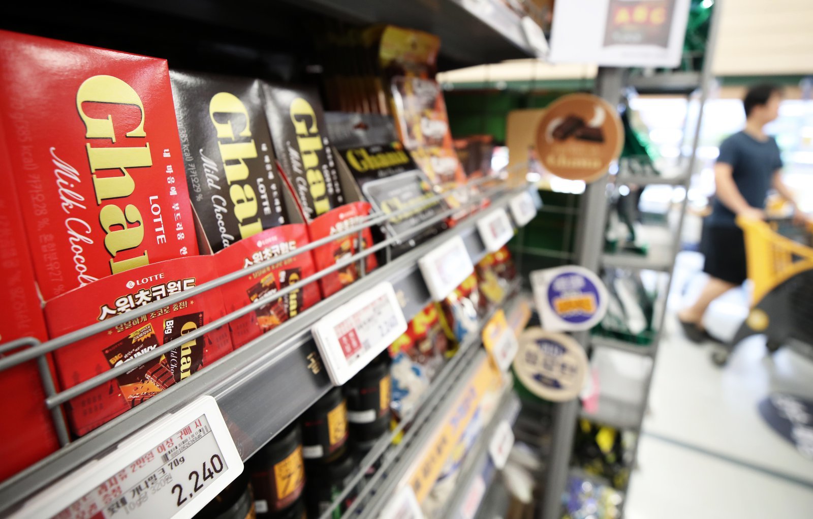 서울의 한 대형마트에 초콜릿이 진열되어 있다. /뉴스1