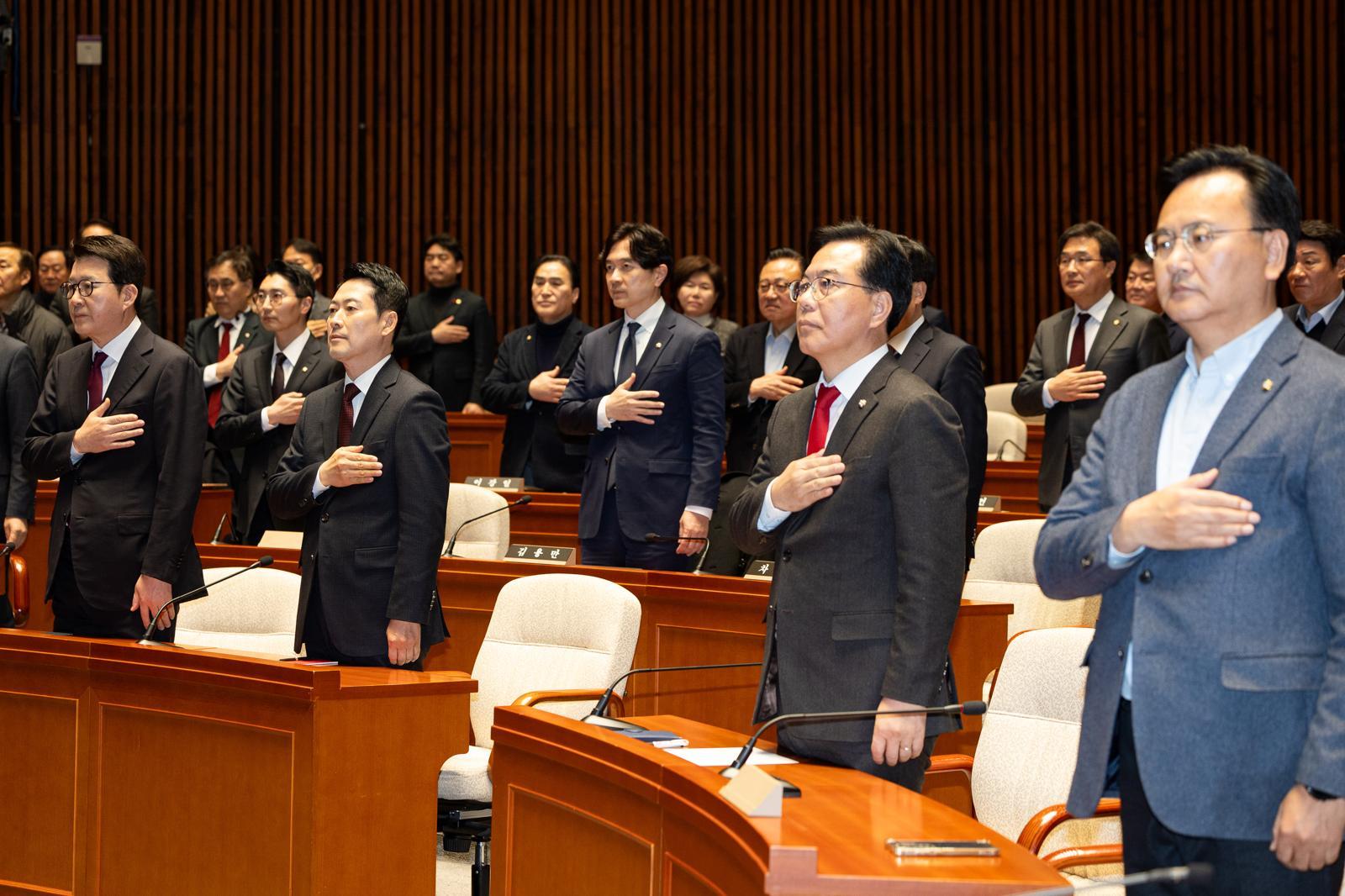 장동혁 국민의힘 대표와 송언석 원내대표를 비롯한 의원들이 2일 서울 여의도 국회에서 열린 의원총회에서 국민의례를 하고 있다. 2026.2.2/뉴스1