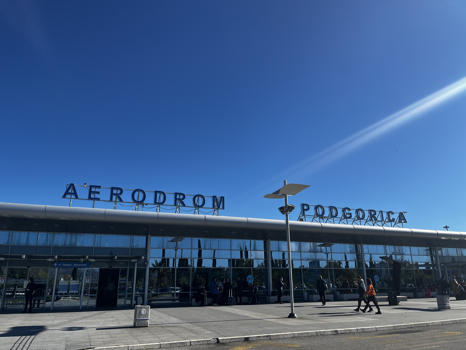 몬테네그로 포드고리차국제공항 여객터미널 앞 도로를 여행객들이 지나가고 있다. 이 공항에는 15개 항공사가 취항해 41개 노선이 운항하고 있다. 인천국제공항공사 제공