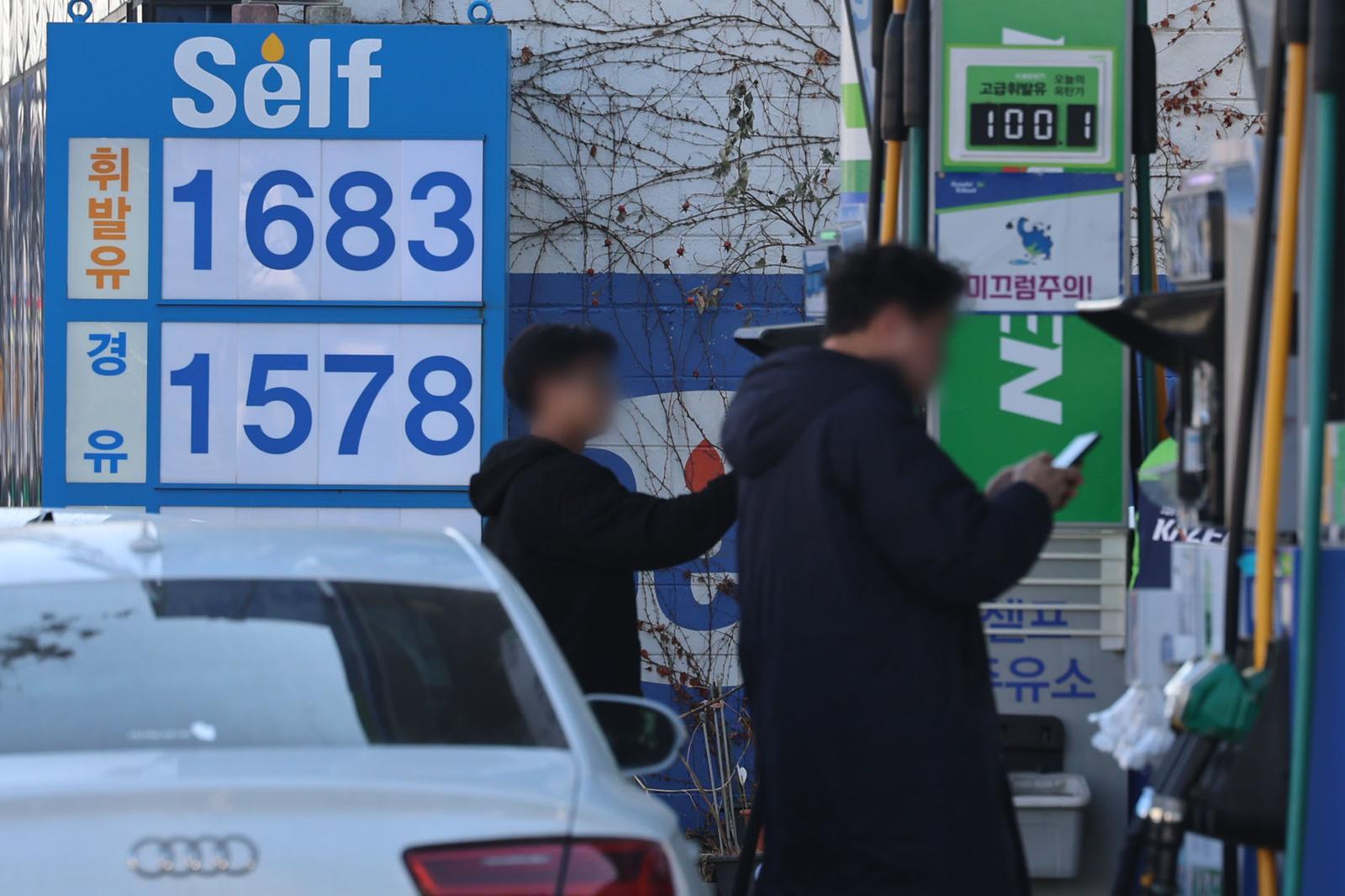 1일 서울 시내 주유소에 유가정보가 표시되어 있다.  한국석유공사 유가정보시스템 오피넷에 따르면 1월 넷째 주(1월25일~1월29일) 전국 주유소 휘발유 판매가는 리터(ℓ)당 1690.6원으로 직전 주 대비 5.6원 하락했다. 같은 기간 전국 주유소의 경유 판매가는 리터당 1583.8원으로, 직전 주보다 6.1원 싸게 판매됐다. 2026.02.01. [서울=뉴시스]