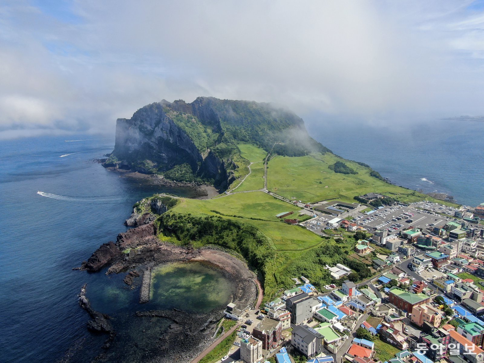 제주를 찾는 관광객이 매년 1300만 명을 넘고 있지만, 관광지를 비롯한 공공 시설물은 큰 적자에 시달리고 있다. 사진은 제주의 대표적 관광지인 성산일출봉. 제주도 제공