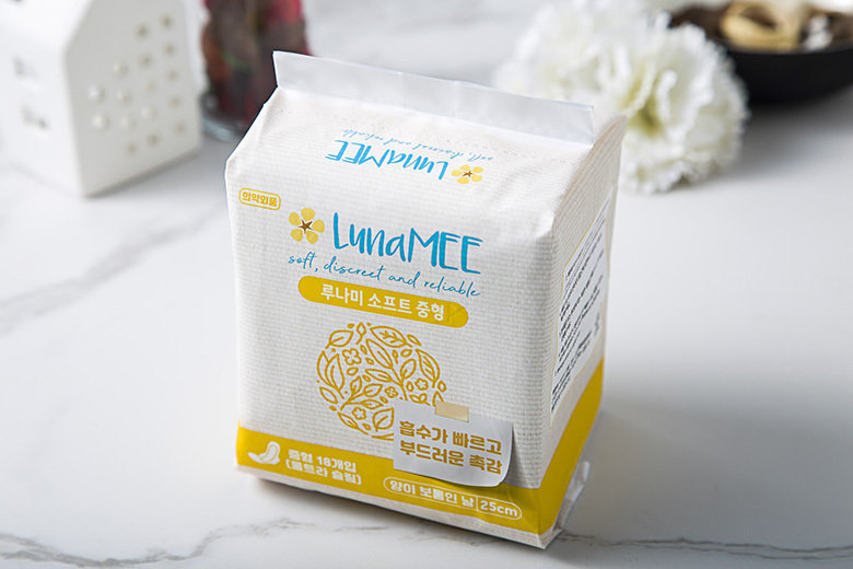 쿠팡의 PB ‘루나미’가 내놓은 개당 99원 파격가 생리대가 출시 이틀 만에 품절됐다. 이 대통령의 높은 생리대 가격 지적 후 쿠팡이 전격 인하를 결정하며 수요가 폭증했다. 뉴스1