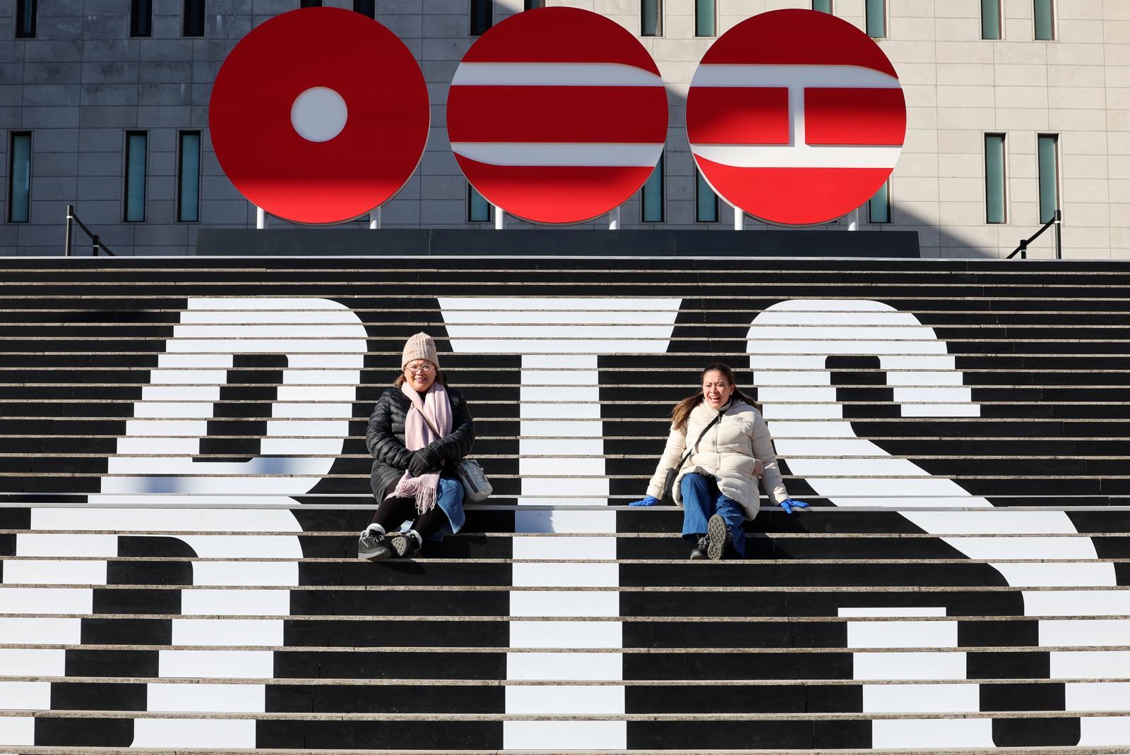 6일 오전 서울 종로구 세종문화회관 계단에 방탄소년단(BTS)의 정규 5집의 로고, 발매 일자, 팀명을 이용한 래핑이 되어 있다.  BTS의 정규 5집은 오는 3월20일 발매된다. 2026.01.06 뉴시스