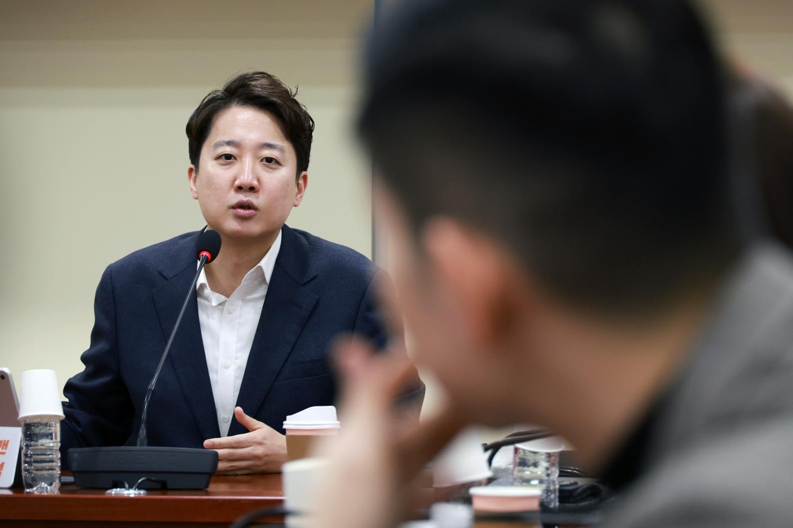 개혁신당 이준석 개혁신당 대표가 3일 서울 여의도 국회 의원회관에서 대안과 미래 주최로 열린 위기의 한국 보수에 대한 진단과 해법 토론회에서 강연하고 있다. 뉴시스