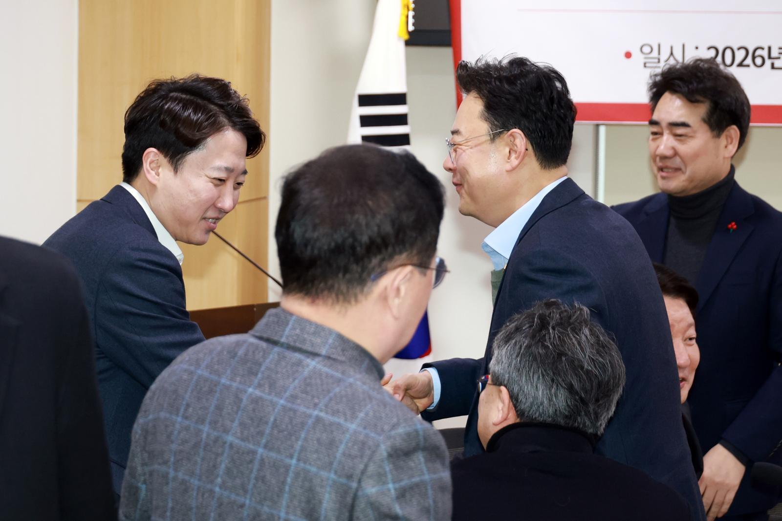 개혁신당 이준석 대표(왼쪽)가  3일 국회의원회관에서 열린 ‘대안과 미래’ 주최 토론회에서 국민의힘 3선 중진인 김성원(경기 동두천-양주-연천을)과 인사를 나누고 있다.  뉴시스